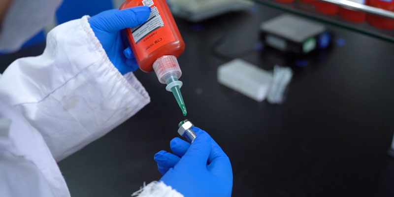 缸蓋螺絲高溫老是松，到底用哪種螺絲膠？